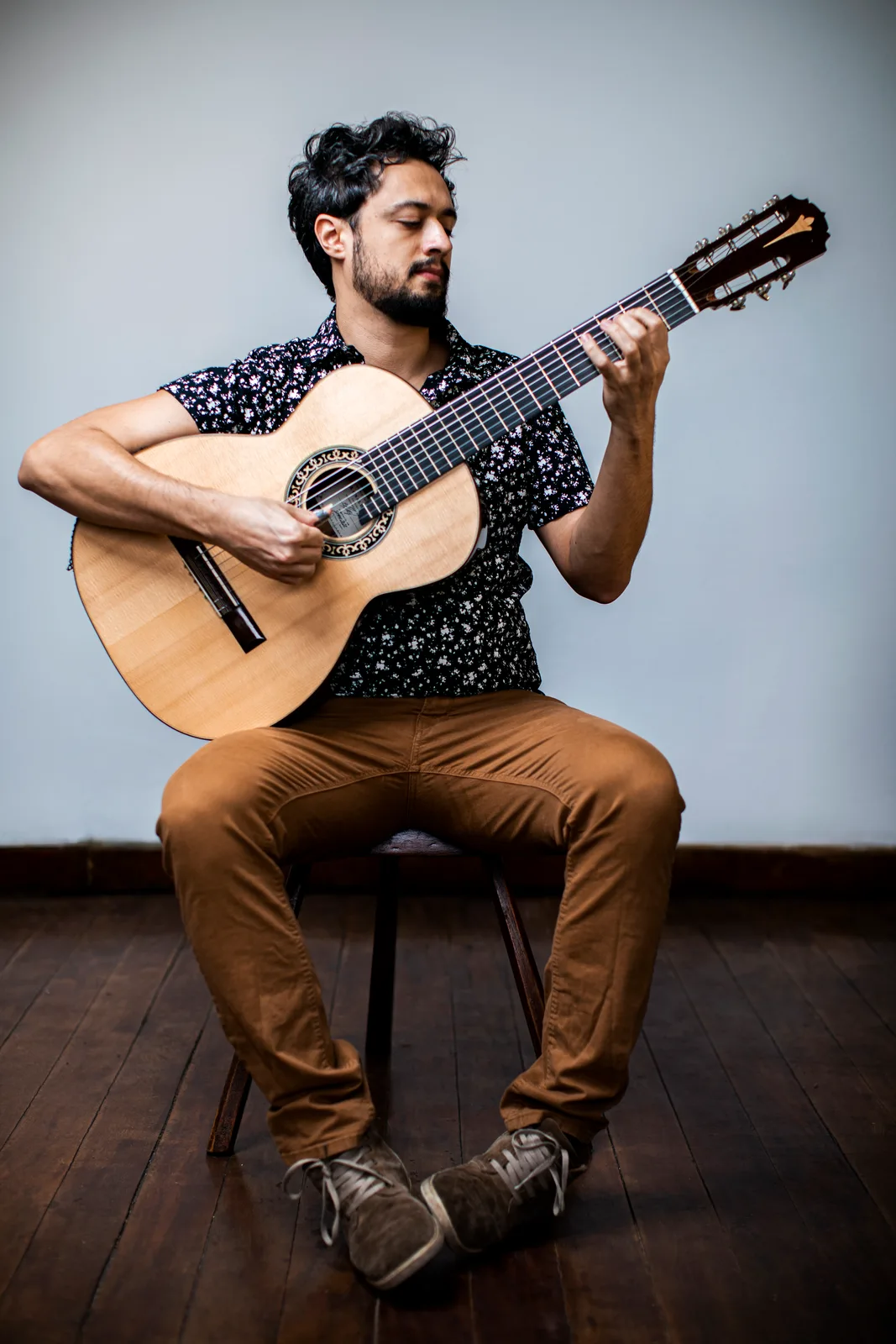 Gian Correa tocando violão de 7 cordas