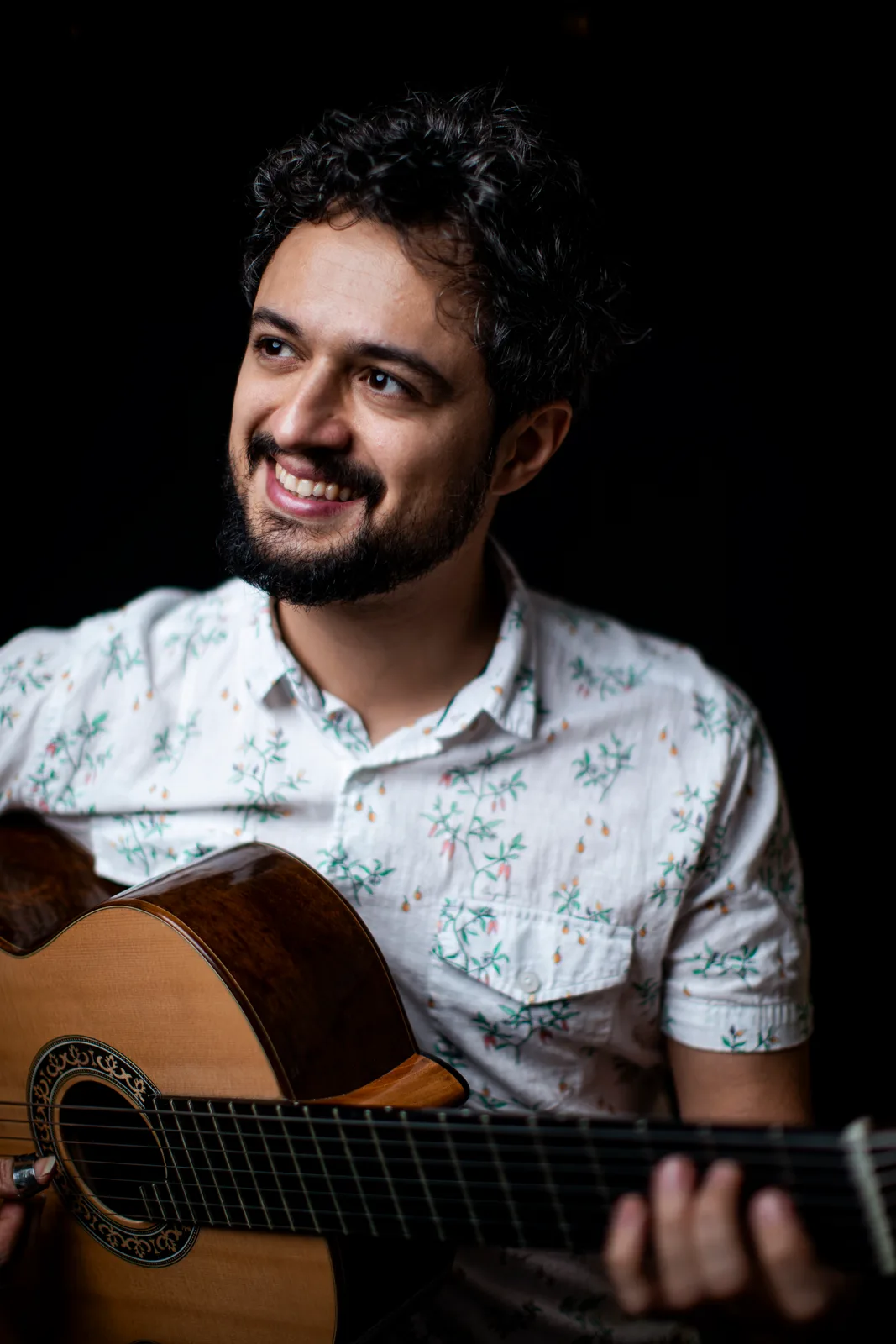 Gian Correa com violão de 7 cordas