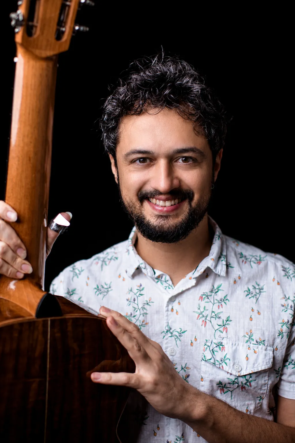 Gian Correa com violão, convidando o aluno a participar da música.