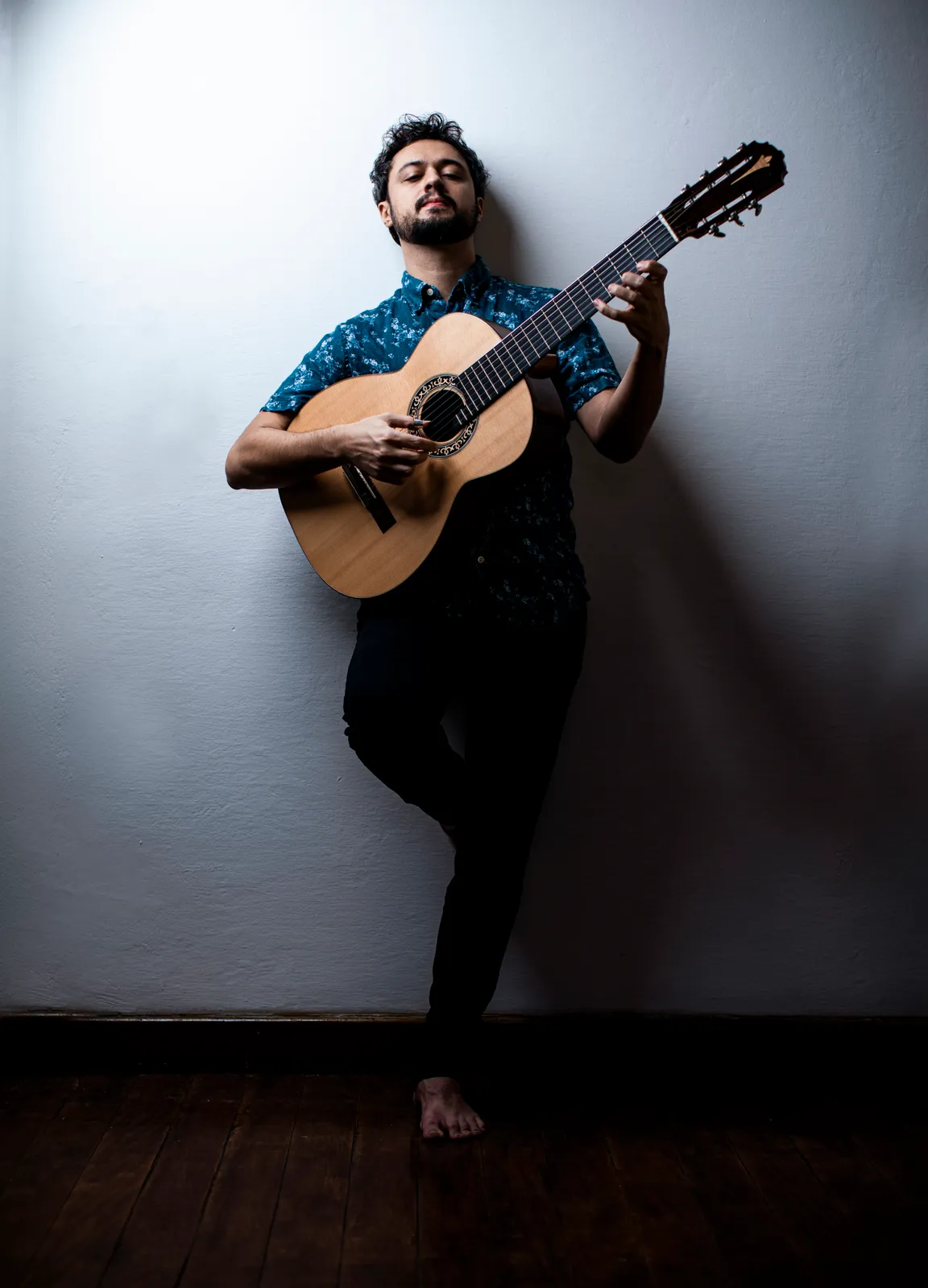 Gian Correa tocando violão de 7 cordas, representando fluência musical.