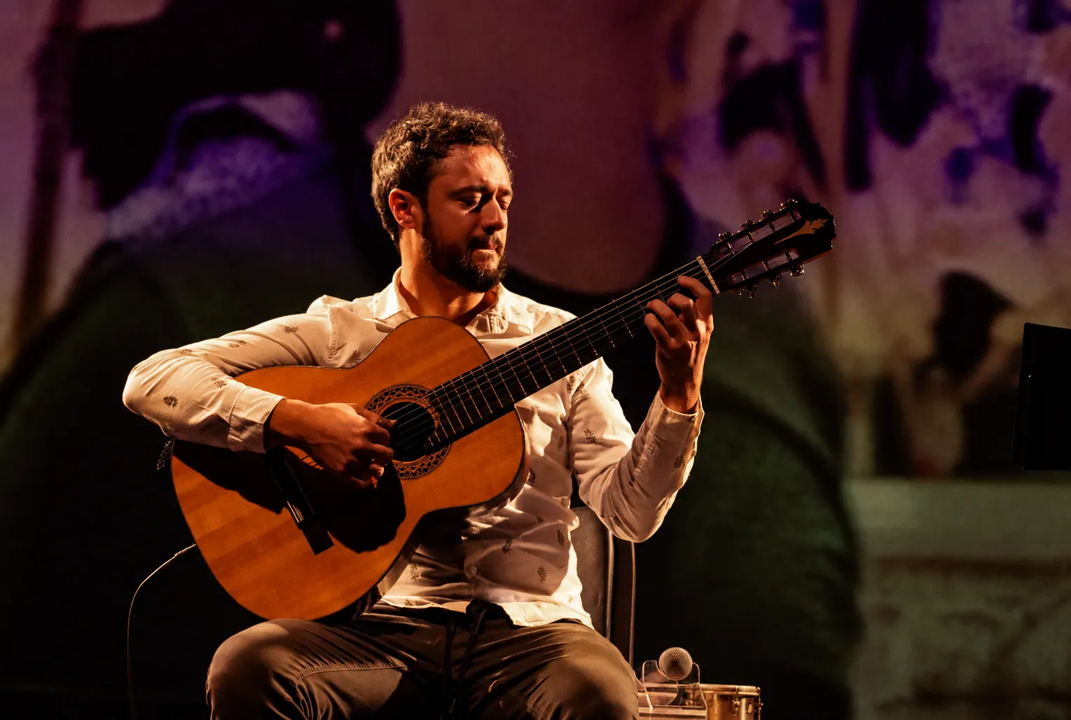 Gian Correa tocando, representando transformação na escuta e na resposta musical.